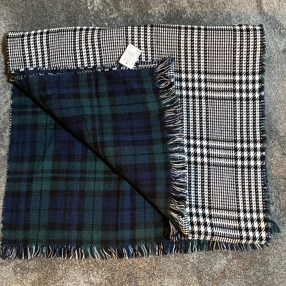 Scarf, reversible, never worn, 100% acrylic, very soft
